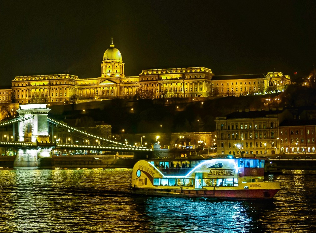 budapest night time river cruise